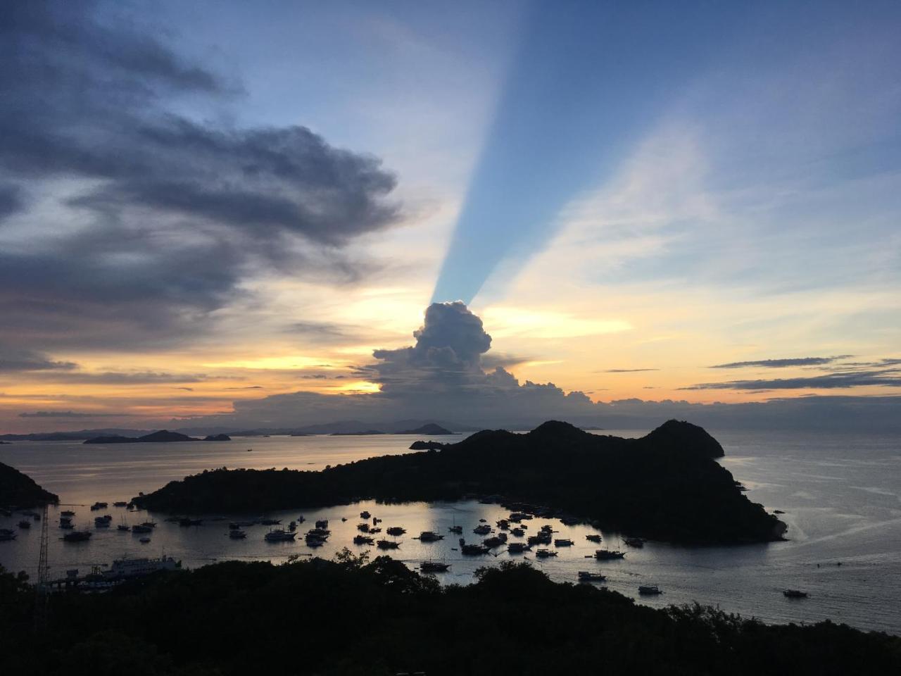 Bajo Sunset Hostel Labuan Bajo Buitenkant foto