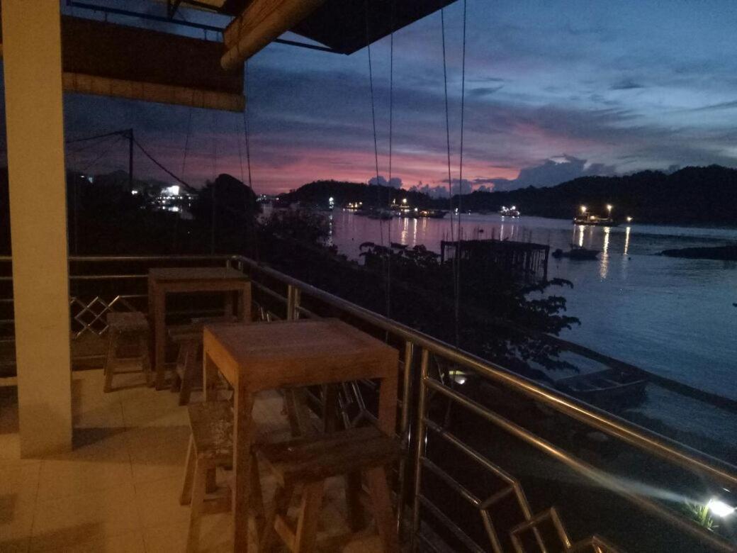 Bajo Sunset Hostel Labuan Bajo Buitenkant foto